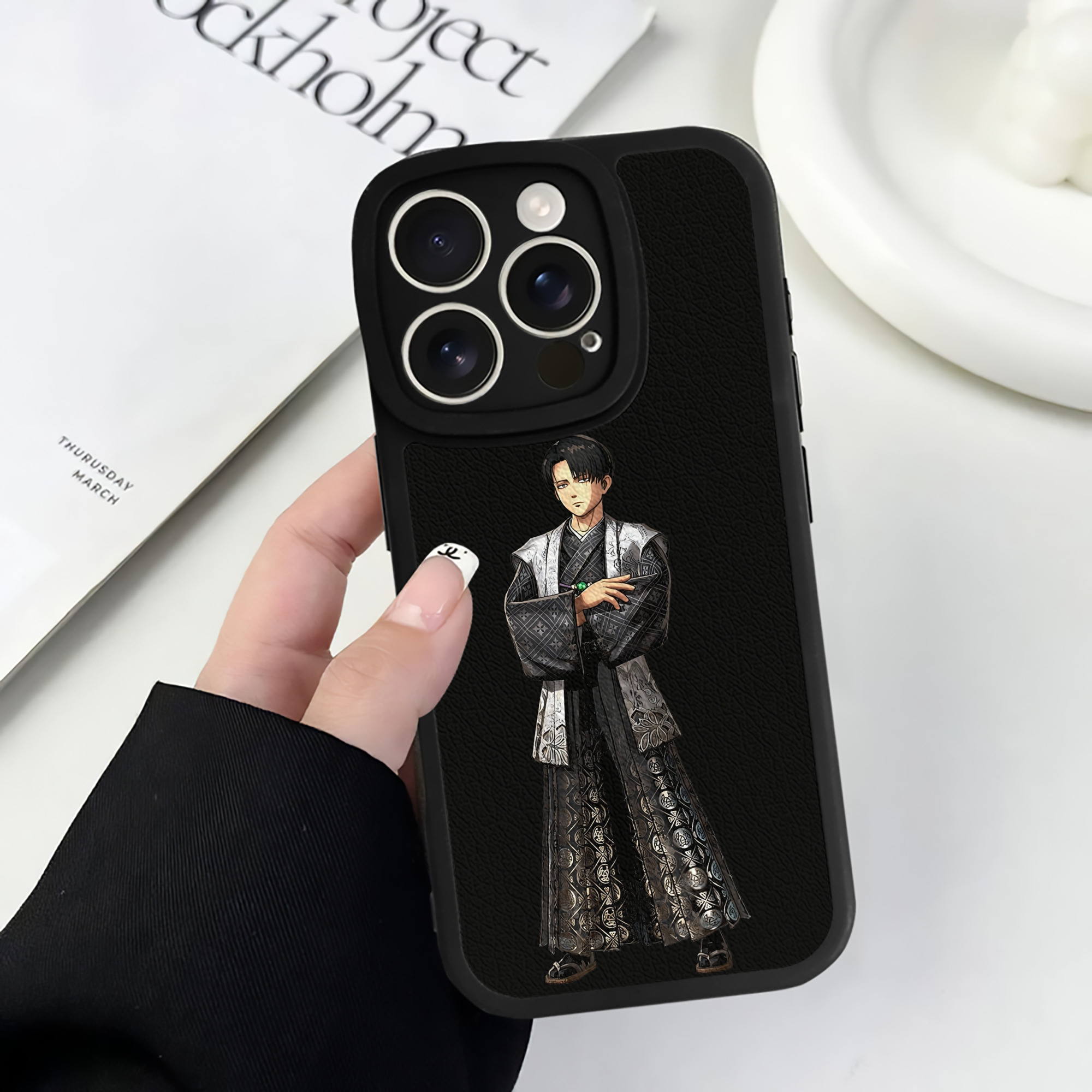 （画像用） 進撃の巨人 リヴァイ·アッカーマン Attack on Titan Levi Ackerman 【iPhone 16シリーズ対応】シリコンスマホケース（レザー調） 材質：シリコン